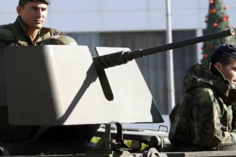 
	Militares no L&iacute;bano: tropas libanesas instalaram novos postos e barricadas para impedir a passagem de milicianos ou de armas
 (Ali Hashisho/Reuters)