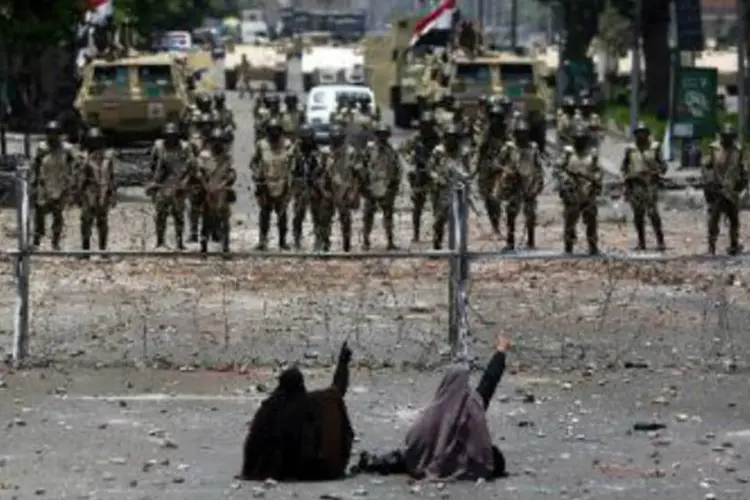 Manifestantes partidárias de Mursi desafiam militares: este é o terceiro caso que Mursi deverá responder na Justiça (Mahmud Hams/AFP)