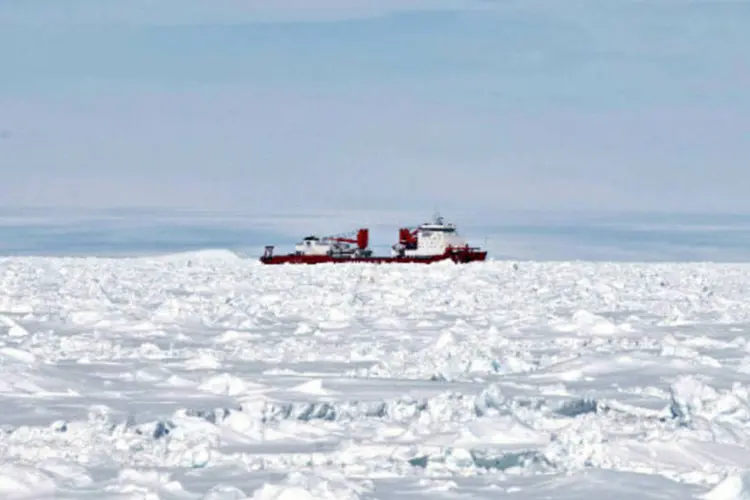 Navio quebra-gelo chinês Xue Long (Dragão de Gelo), que participa de resgate na Antártica: helicóptero do navio levou os passageiros a um iceberg (Fairfax/Australian Antarctic Division/Handout via Reuters)