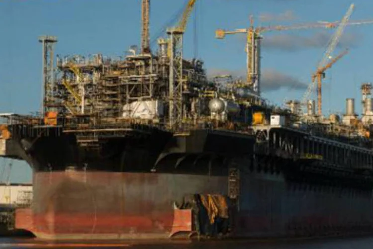 
	Plataforma da Petrobras: P-61 atuar&aacute; em conjunto com o FPSO (unidade que produz, armazena e transfere petr&oacute;leo, na sigla em ingl&ecirc;s) P-63
 (Yasuyoshi Chiba/AFP)