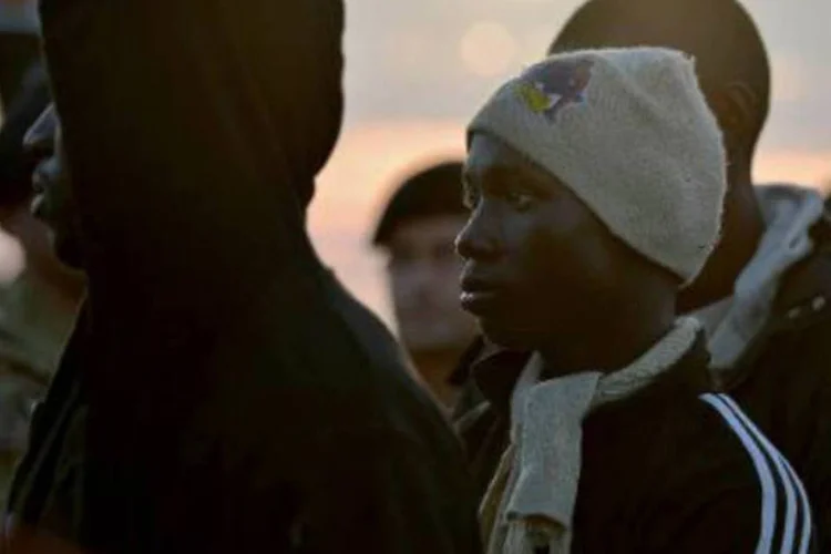
	Imigrantes reunidos ap&oacute;s serem resgatados na costa da ilha italiana de Lampedusa:&nbsp;v&iacute;deo provocou rea&ccedil;&otilde;es indignadas em toda a It&aacute;lia
 (Filippo Monteforte/AFP)
