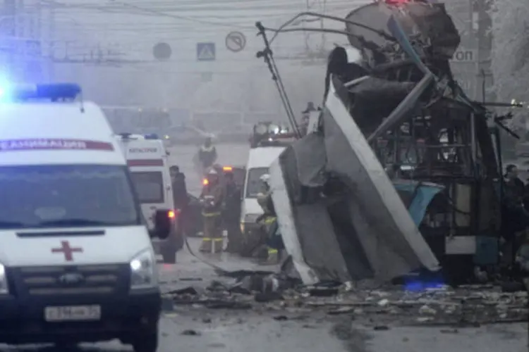 
	Equipes de emerg&ecirc;ncia em local de atentado em Volgogrado, na R&uacute;ssia: seguran&ccedil;a foi refor&ccedil;ada ap&oacute;s sequ&ecirc;ncia de ataques
 (Sergei Karpov/Reuters)