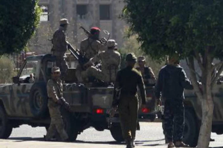 
	Soldados em Sana, no I&ecirc;men: agressores, que j&aacute; est&atilde;o nas m&atilde;os da pol&iacute;cia, reconheceram que pertencem &agrave; organiza&ccedil;&atilde;o&nbsp;terrorista&nbsp;Al Qaeda, segundo fontes
 (Mohammed Huwais/AFP)