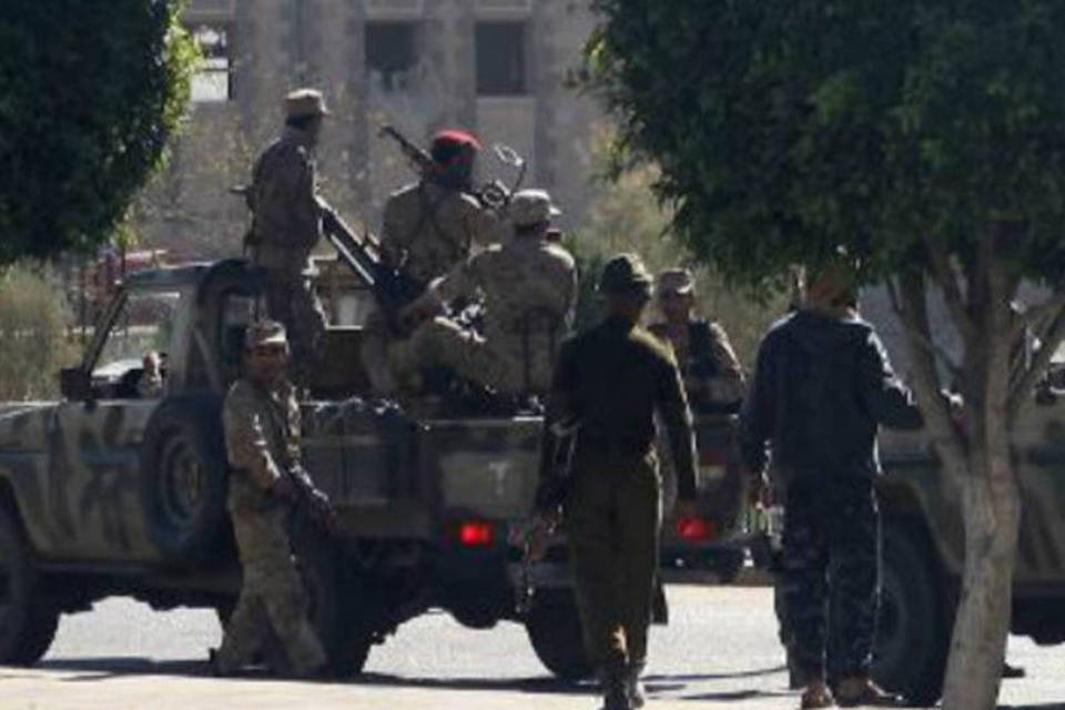 Ataque suicida deixa 7 policiais feridos em quartel no Iêmen