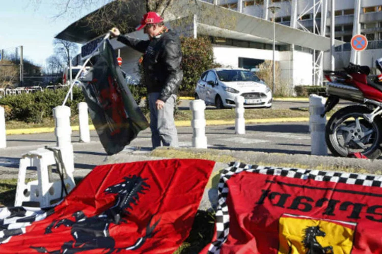 Homenagens a Michael Schumacher em frente a hospital na França: por outro lado, o especialista garantiu que há pacientes que escapam com vida deste tipo de lesão (Charles Platiau/Reuters)