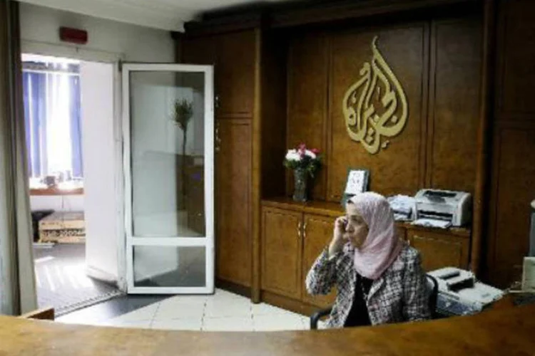 
	Funcion&aacute;ria da Al Jazeera no Cairo: sucursal est&aacute; fechada desde o golpe de julho
 (Mohammed Abed/AFP)