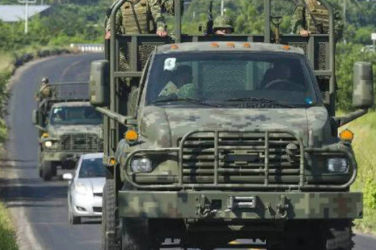 Soldados mexicanos na estrada: polícia não detectou um roubo à residência e acredita que a ação pode ter sido uma vingança (Omar Torres/AFP)