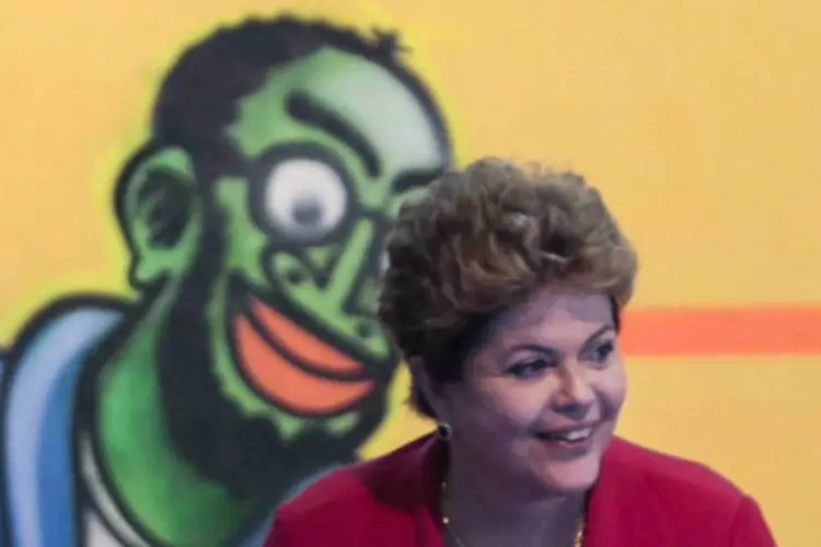 
	Presidente Dilma Rousseff: de f&eacute;rias na Bahia, presidente aproveitou para passear de lancha pelo litoral 
 (AFP/Getty Images)