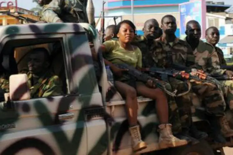 
	Soldados patrulham uma rua de Bangui, na Rep&uacute;blica Centro-Africana: A crise no pa&iacute;s come&ccedil;ou em 24 de mar&ccedil;o, quando a capital foi tomada pelos rebeldes de Seleka
 (Sia Kambou/AFP)