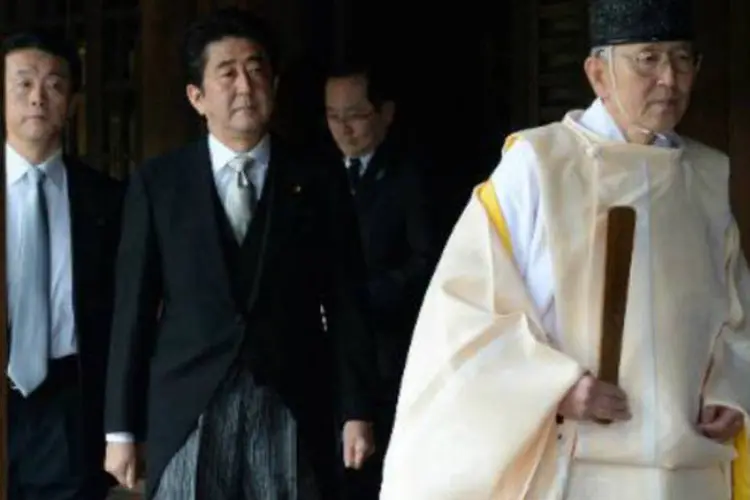 Primeiro-ministro japonês, Shinzo Abe (C): Pequim convocou seu embaixador em Tóquio para que entregue protesto depois que Abe visitou o santuário Yasukuni (Toru Yamanaka/AFP)