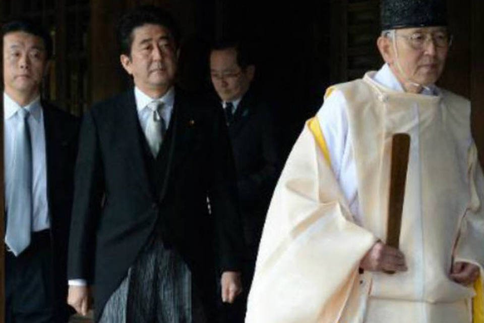 Imprensa pede represálias após visita de Abe a santuário