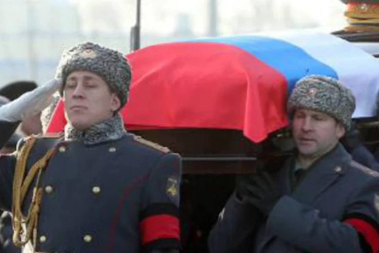 Oficiais russos carregam o caixão de Mikhail Kalashnikov: três tiros de AK-47 foram disparados ao ar em homenagem ao criador desta arma (Sergei Chirikov/AFP)