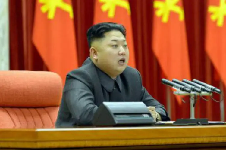 Kim Jong-Un discursa durante cerimônia: embaixador e sua esposa estavam escoltados por agentes norte-coreanos (AFP)