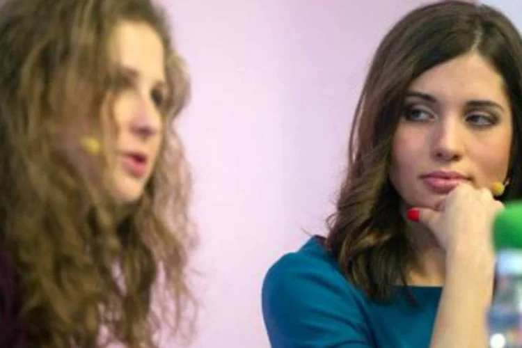 
	Nadezhda Tolokonnikova (d) e Maria Alekhina durante coletiva de imprensa: &quot;queremos tir&aacute;-lo do poder&quot;, declarou Nadezhda
 (Yevgeny Feldman/AFP)