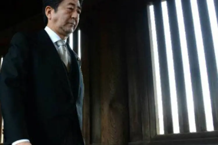 
	Shinzo Abe visita santu&aacute;rio Yasukuni: pol&iacute;tico japon&ecirc;s elegeu dia em que completa um ano no poder para visitar pela primeira vez o santu&aacute;rio como chefe de Governo
 (Toru Yamanaka/AFP)