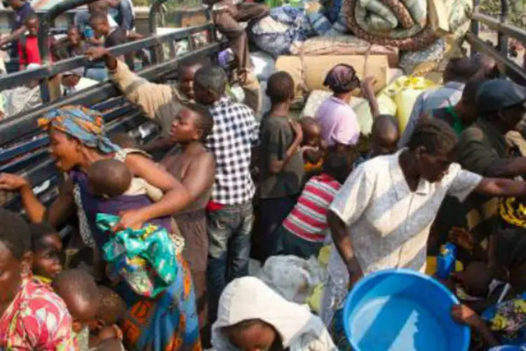 Civis são evacuados na República Democrática do Congo: havia uma dezena de pessoas feridas em estado grave, segundo fonte (Isaac Kasamani/AFP)