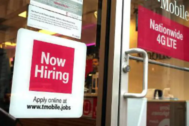 Placa informando sobre contratação em loja de Nova York: queda de 42.000 pedidos é a mais importante desde a semana de 17 de novembro de 2012 (Spencer Platt/AFP)
