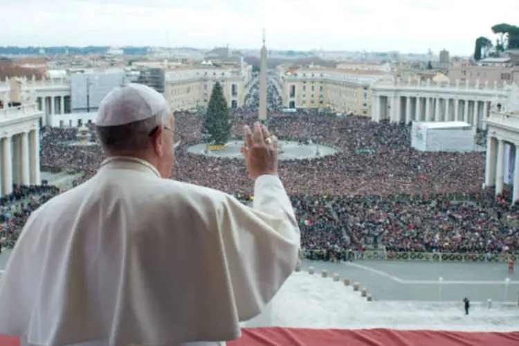 Papa acena para fiéis no Vaticano: na mensagem, o papa também denunciou a perseguição dos cristãos em várias partes do mundo (Osservatore Romano/Reuters)