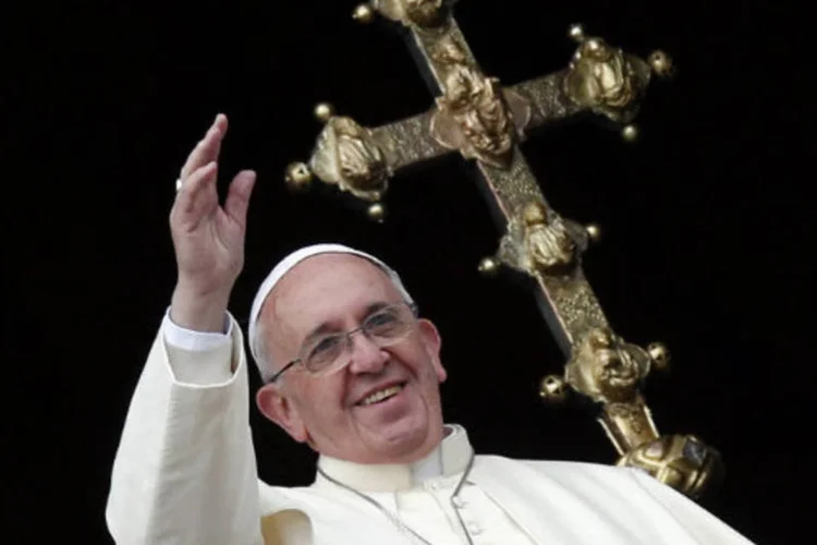 Papa Francisco acena: escolha de seu nome, inspirado em São Francisco de Assis, ajudou a construir o pilar de seu pontificado (Alessandro Bianchi/Reuters)