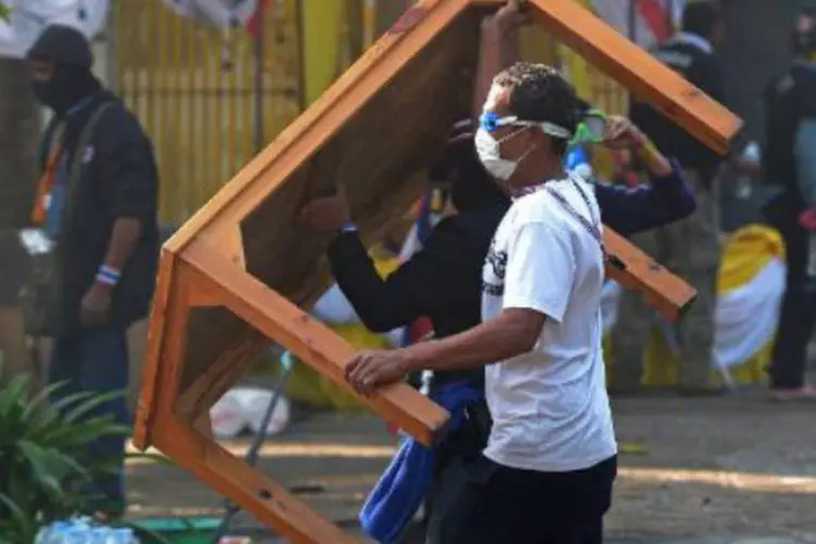 Manifestantes tailandeses enfrentam a polícia em Bangcoc: manifestantes exigem a renúncia da primeira-ministra (Pornchai Kittiwongsakul/AFP)