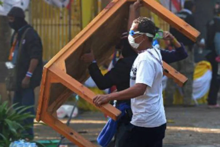 Manifestantes tailandeses enfrentam a polícia em Bangcoc: manifestantes exigem a renúncia da primeira-ministra (Pornchai Kittiwongsakul/AFP)