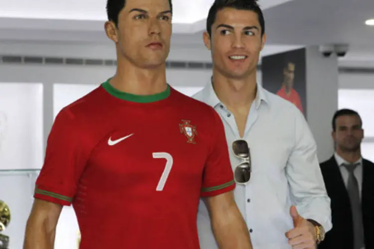 Cristiano Ronaldo ao lado de estátua dele: jogador também melhorou sua marca do ano anterior (Duarte Sa/Reuters)