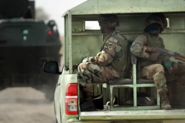 
	Militares na Nig&eacute;ria: ex&eacute;rcito visava a atacar os insurgentes por tr&aacute;s dos ataques em Bama, e que 20 ve&iacute;culos usados na ofensiva da sexta-feira foram localizados e destru&iacute;dos
 (Getty Images)