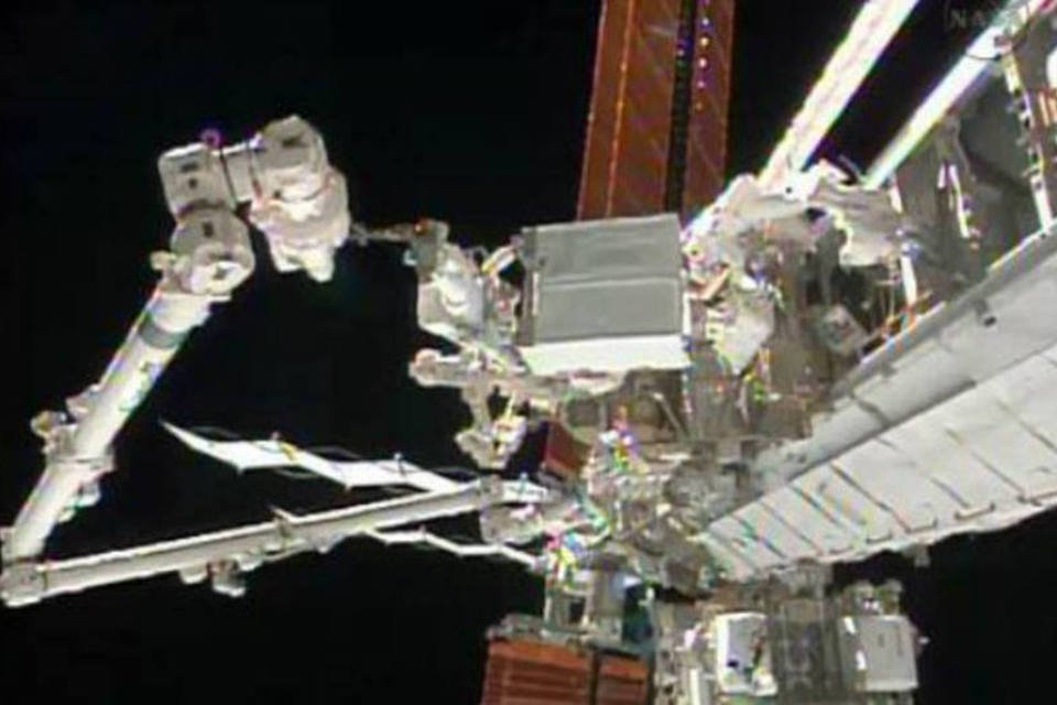 Astronautas fazem caminhada espacial na véspera do Natal