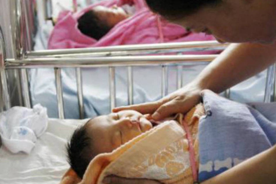 Mulher de 60 anos dá à luz filhas gêmeas na China