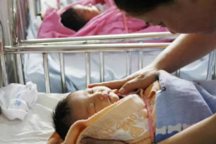 Enfermeira cuida de bebês recém-nascidos em hospital de Huaibei, leste da China: caso é extremamente incomum na China (AFP)
