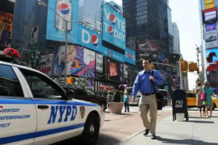 Polícia patrulha a Times Square, em Nova York: cifras representam um corte de 20,3% interanual (Stan Honda)