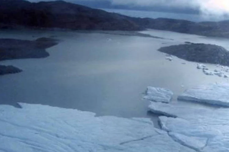 Vista aérea da baía Quervain, na costa oeste da Groenlândia: acredita-se que o reservatório contenha neve derretida no verão anterior (Anne Chaon/AFP)
