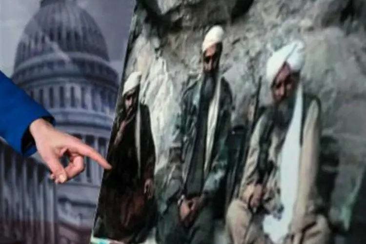 Senador americano aponta para uma foto de Abu Ghaith (e):  julgamento deve começar em 3 de fevereiro próximo (Brendan Smialowski/AFP)