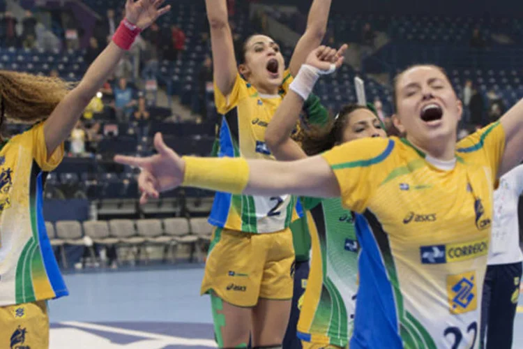Meninas da Seleção Brasileira de Handebol comemoram título:  “é uma sensação de missão cumprida", disse a pivô e capitã da equipe, Fabiana Diniz (Handebol COB Divulgação/Cinara Piccolo)