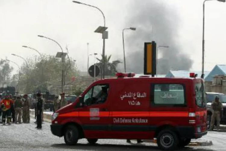 Ambulância chega a local de ataque com bomba em Bagdá: vítimas são o chefe de redação, o editor, o produtor, o apresentador e o encarregado dos arquivos (Ahmad Al-Rubaye/AFP)