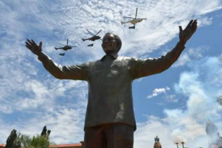 
	Helic&oacute;pteros sobrevoam est&aacute;tua de Nelson Mandela: em janeiro de 1962, Mandela teria deixado seu pa&iacute;s para visitar algumas na&ccedil;&otilde;es africanas, entre elas a Eti&oacute;pia
 (Alexander Joe/AFP)