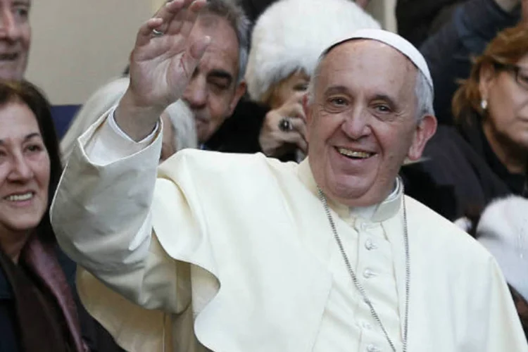 Papa Francisco acena: "o Natal geralmente é uma fez barulhenta, mas fará bem ficar um pouco em silêncio para ouvir a voz do amor", disse (Alessandro Bianchi/Reuters)