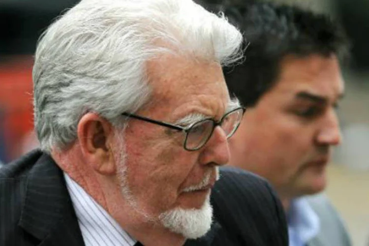 Rolf Harris chega a tribunal: ele já enfrentou várias acusações por abusos sexuais e por manipular imagens indecentes de menores (Adrian Dennis/AFP)