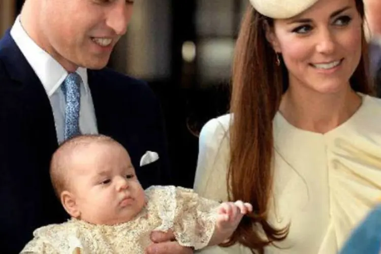 
	O pr&iacute;ncipe William e sua esposa, Kate Middleton, com seu filho, o pr&iacute;ncipe George
 (John Stillwell/AFP)
