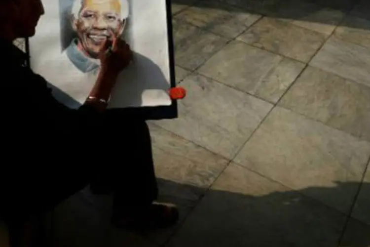 
	Artista desenha um retrato de Mandela: grava&ccedil;&otilde;es originais conservam a mem&oacute;ria do processo de Rivonia, realizado entre outubro de 1963 e junho de 1964
 (Dibyangshu Sarkar/AFP)