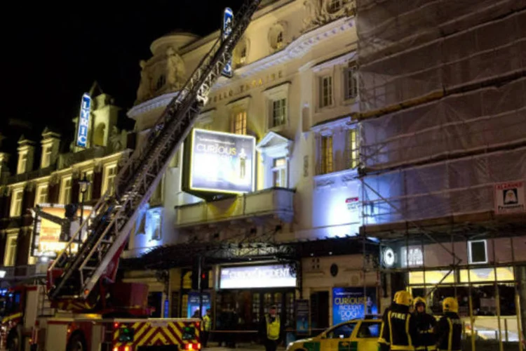 Equipes de emergência no Teatro Apollo, em Londres: fonte não soube dizer qual será a situação do Apollo nas próximas semanas (Neil Hall/Reuters)