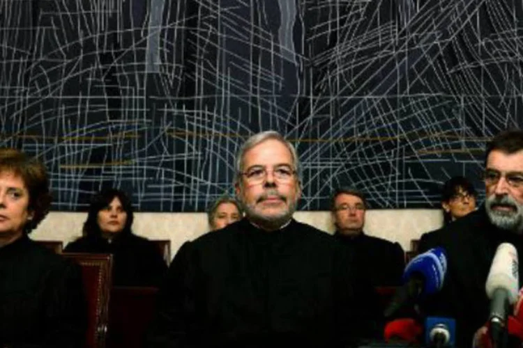 Membros do Tribunal Constitucional de Portugal: projeto que prevê cortes de quase 10% nas pensões dos funcionários que recebem mais de 600 euros por mês é inconstitucional (Patricia de Melo Moreira/AFP)
