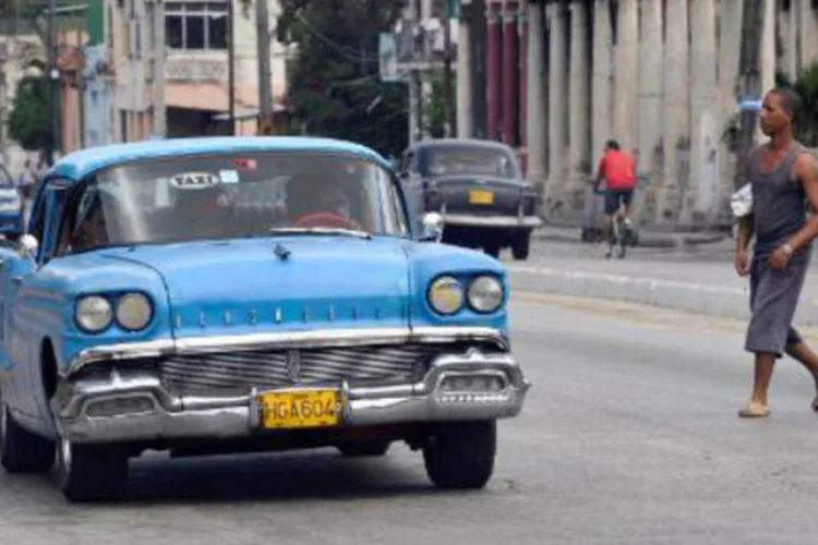 Táxi circula em Havana: essa foi uma das medidas mais esperadas das reformas econômicas do presidente Raúl Castro (AFP)