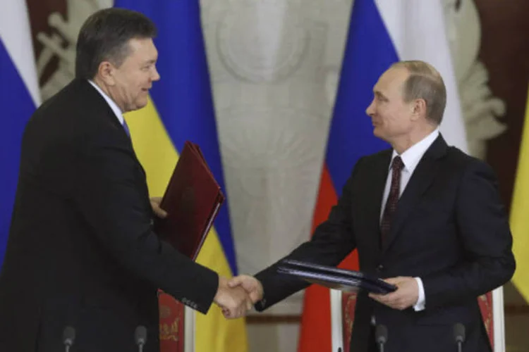 O presidente russo, Vladimir Putin (d), com o presidente da Ucrânia, Viktor Yanukovich: trata-se de "uma decisão política, comercial, mas também pragmática", afirmou (Sergei Karpukhin/Reuters)