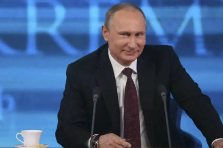 O presidente russo, Vladimir Putin: "devemos ajudar um país amigo, um povo irmão, e digo isso sem ironia", afirmou o mandatário, referindo-se à Ucrânia (Mikhail Metzel/RIA Novosti/Kremlin/Reuters)