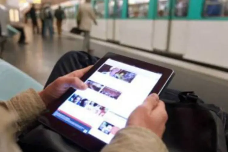 
	Homem usando um tablet em uma esta&ccedil;&atilde;o de metr&ocirc;: benefici&aacute;rios do Minha Casa Melhor ter&atilde;o cr&eacute;dito de at&eacute; R$ 800 para aquisi&ccedil;&atilde;o de tablets
 (AFP)