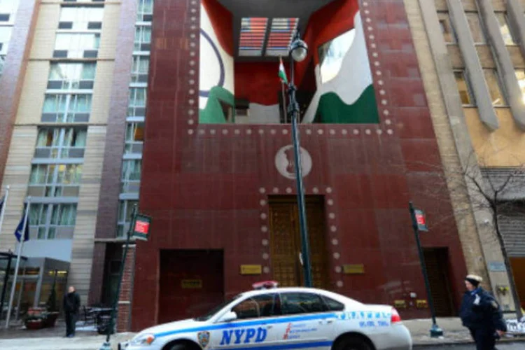 Policial parado em frente à embaixada da Índia em NY: promotor criticou a "desinformação" propagada sobre o caso (AFP/Getty Images)
