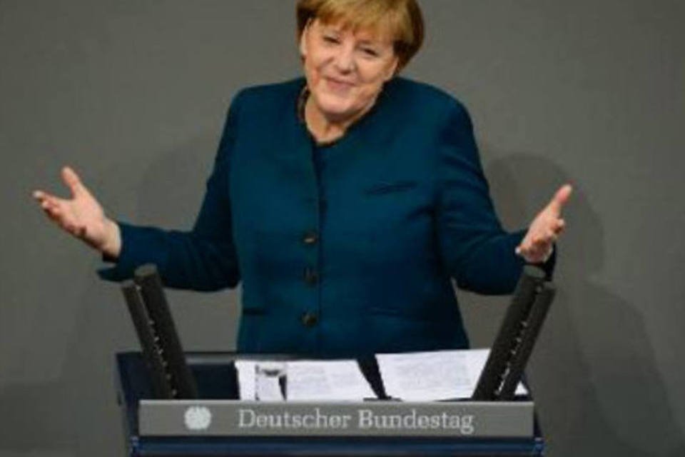 Merkel pede mudança de tratados para reforçar a UE