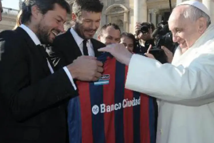 Papa Francisco recebe jogadores do San Lorenzo, no Vaticano: papa conversou por 35 minutos com a delegação do clube (AFP)