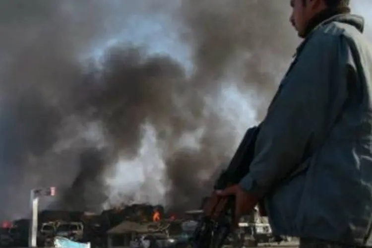 Integrante das forças de segurança afegãs: talebans reivindicaram o ataque e afirmaram ter incendiado 30 carros (Omar Gul/AFP)